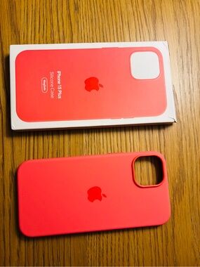 Apple Silicone iPhone 15 plus Case in Colour Guava